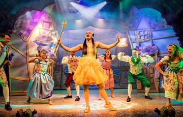 Production Image of Snow White Pantomime at Lichfield Garrick